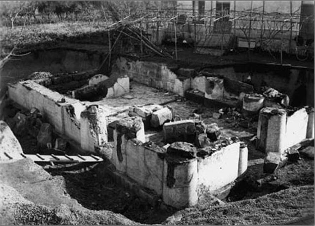 Tempio dionisiaco in località Sant’Abbondio di Pompei. 1947. Looking south–east across pronaos and cella E.
Photo courtesy of Ruth Bielfeldt.
See Bielfeldt R., Der Liber-Tempel in Pompeji in Sant’Abbondio. Oskisches Vorstdtheiligtum und kaiserzeitliches Kultlokal, dans MDAI-Römische Abteilung, 113, 2007, pp. 318, Abb. 1.
