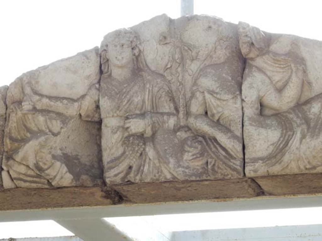 Tempio dionisiaco in località Sant’Abbondio di Pompei. May 2018. Two deities and thyrsus in centre of pediment at temple.
Photo courtesy of Buzz Ferebee.

