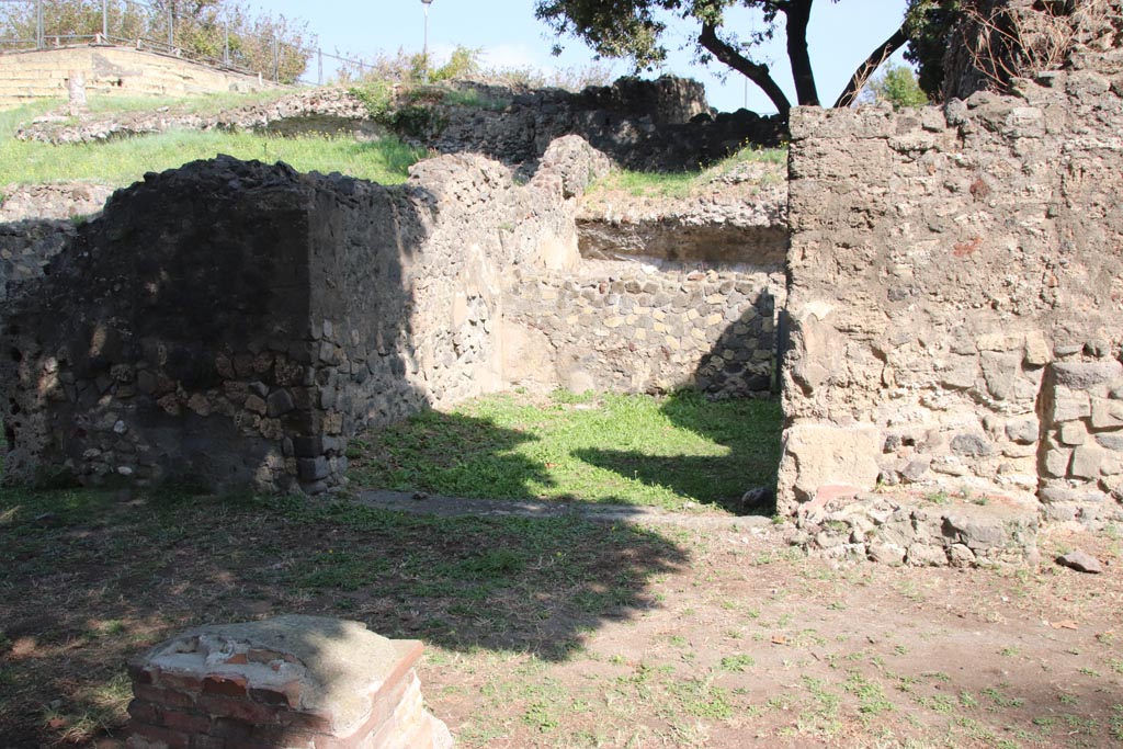 HGE17 Pompeii. October 2023. Looking north-east towards entrance doorway to shop. Photo courtesy of Klaus Heese.