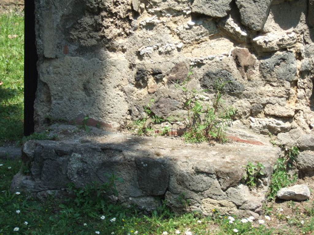 HGE17 Pompeii. May 2006. Bench or step outside, between HGE17 on left and HGE16 on right.