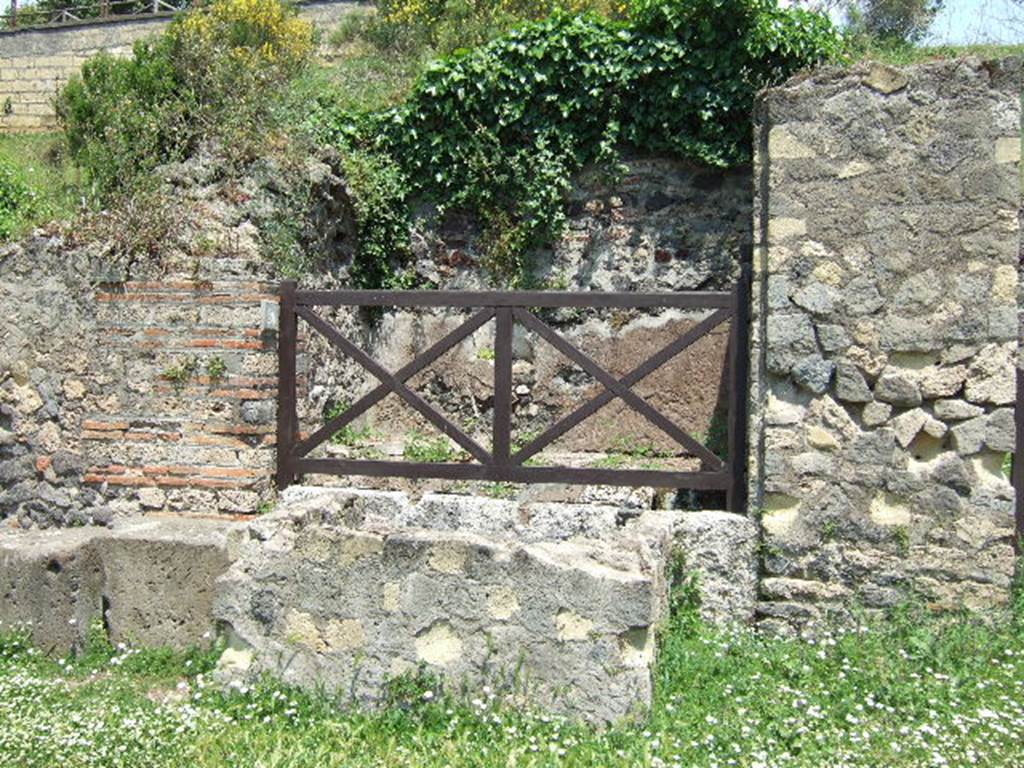 HGE20A Pompeii. May 2006. Looking north-east towards entrance doorway.