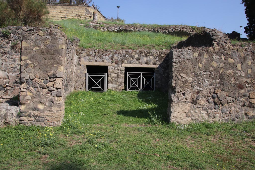 HGE20 Pompeii. October 2023. Looking east towards entrance doorway. Photo courtesy of Klaus Heese.