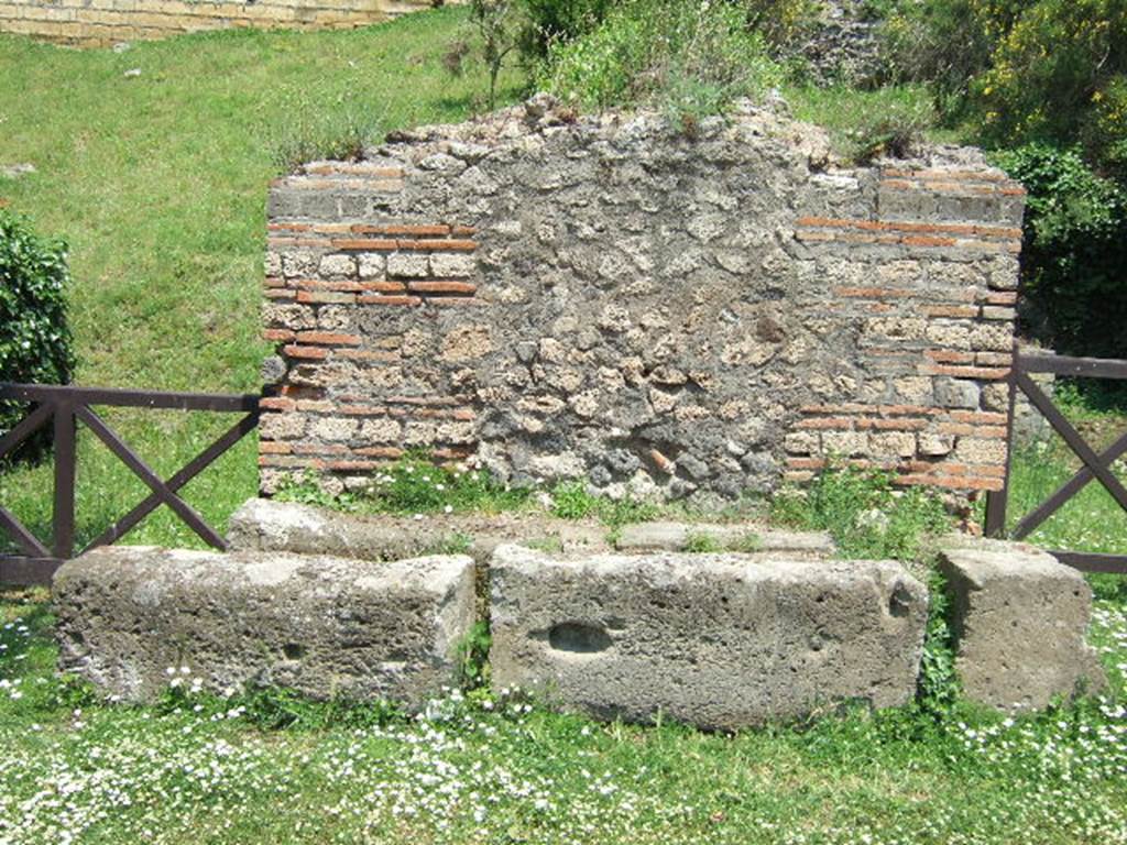 HGE22 Pompeii. May 2006. Stones between HGE22 and HGE21.