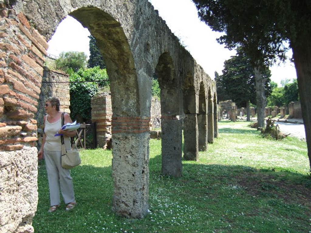 HGE27 Pompeii. May 2006. Outside of colonnade looking south from HGE27