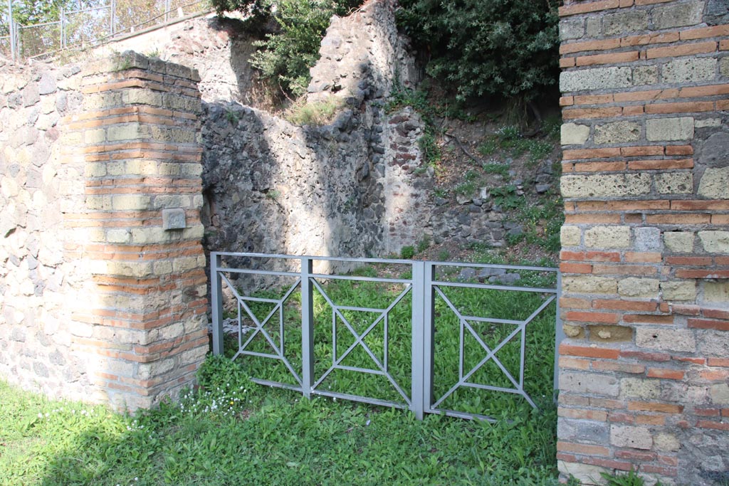 HGE28 Pompeii. October 2023. Looking north-east towards entrance doorway. Photo courtesy of Klaus Heese.