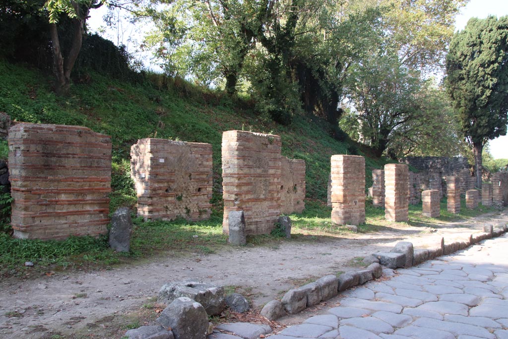 HGW08 Pompeii, on left. October 2023. Looking north along portico from HGW8 towards HGW15, on right. Photo courtesy of Klaus Heese.