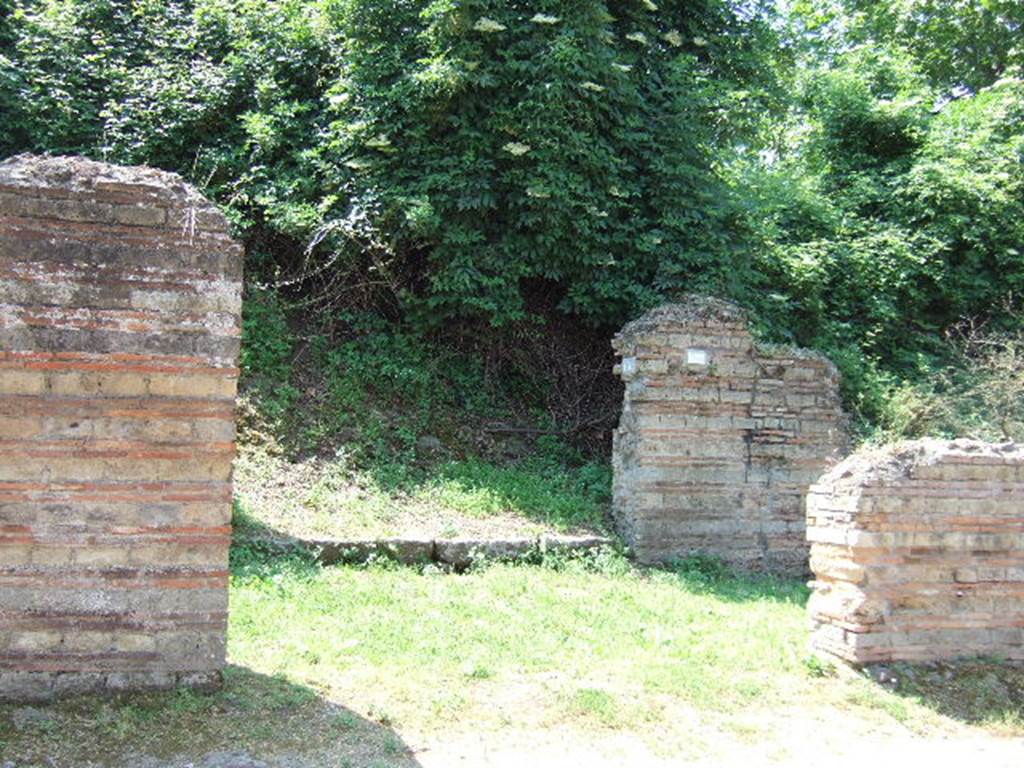 HGW13 Pompeii. May 2006. Looking west to shop doorway, at rear of portico.