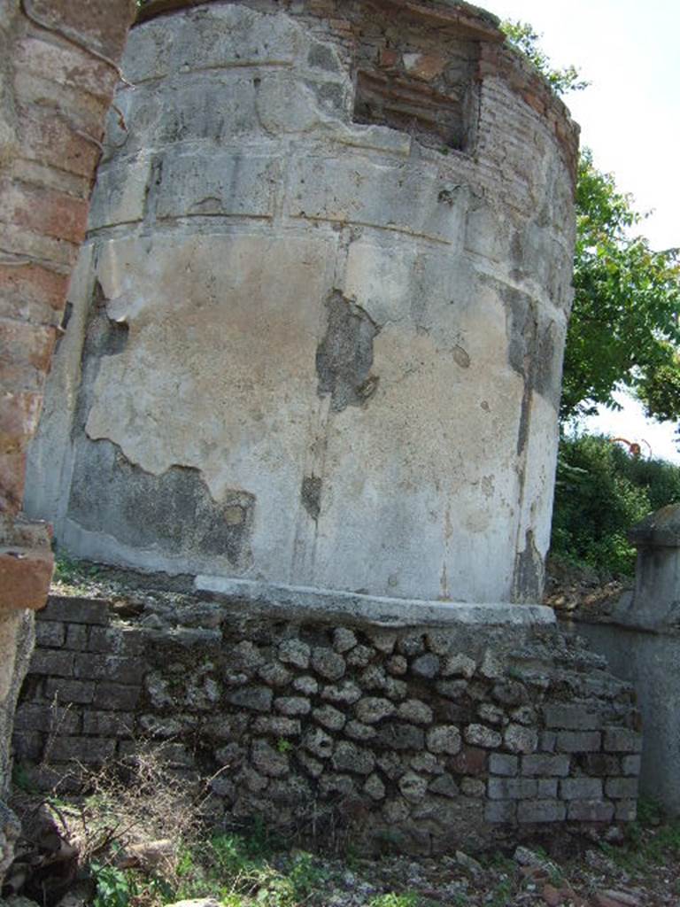 HGW18 Pompeii. May 2006. Looking across tomb enclosure to circular chamber.