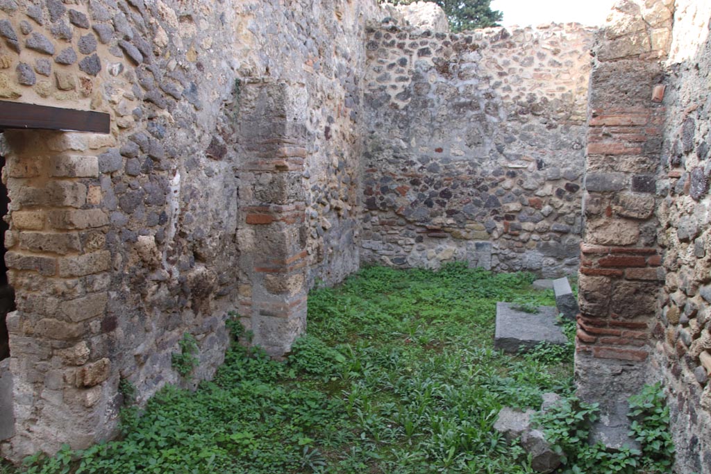 HGW25 Pompeii. Part of Villa of Diomedes. October 2023. Looking west from side entrance doorway. Photo courtesy of Klaus Heese.