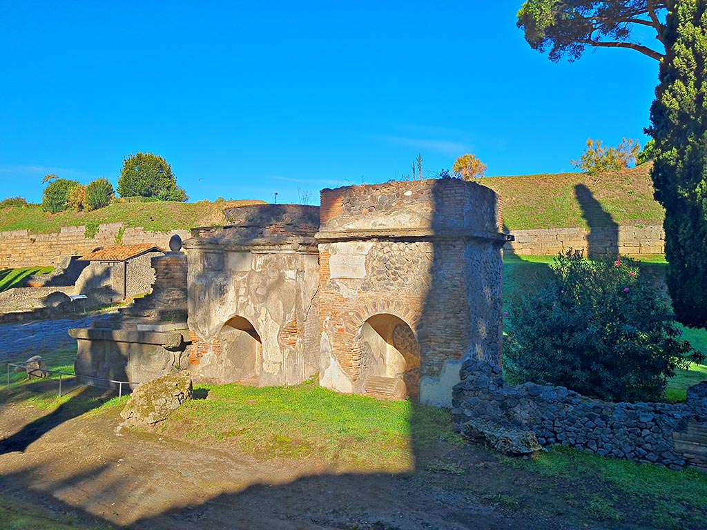 Pompeii Porta Nocera. October 2024. Via delle Tombe, looking north-west towards EN2, 4, 6 and 8. Photo courtesy of Giuseppe Ciaramella.