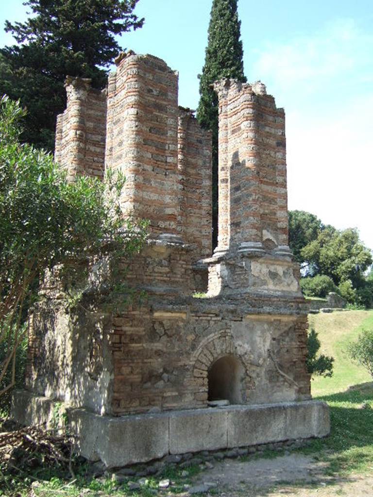 Pompeii Porta Nocera Tomb 20EN. May 2006. Tetrapylon tomb. The tetrapylon consists of four columns each one made up of four columns with capitals. It is of a type normally found in Syria and Africa. See D’Ambrosio, A. and De Caro, S., 1983. Un Impegno per Pompei: Fotopiano e documentazione della Necropoli di Porta Nocera. Milano: Touring Club Italiano.  (20EN).