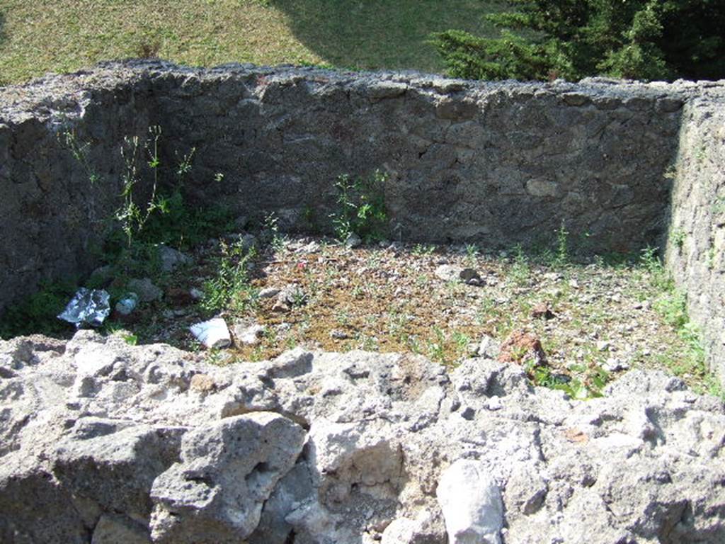 Pompeii Porta Nocera. Tomb 32EN, looking north. May 2006.