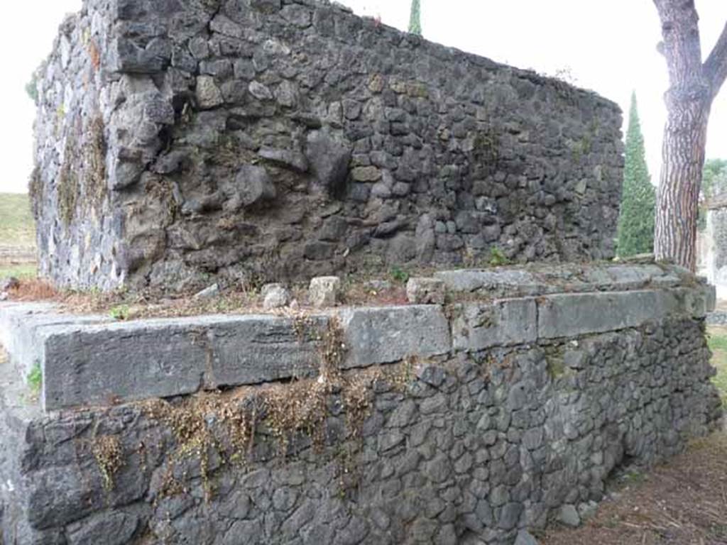 Pompeii Porta Nocera. Tomb 1ES, south side. May 2010.