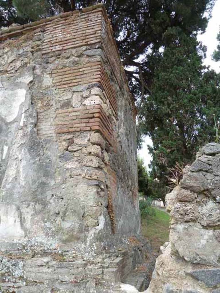 Pompeii Porta Nocera. May 2010.
Tomb 13ES, west wall and the east enclosure wall of Tomb 11ES. 