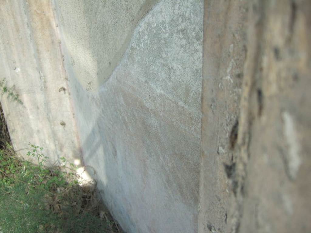 Pompeii Porta Nocera. Tomb 19ES. May 2006. Painted plaster to east of entrance. 