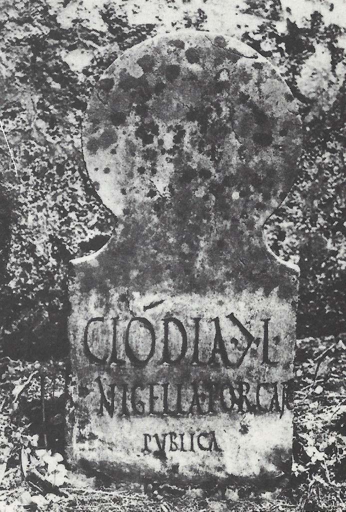 Pompeii Porta Nocera. Tomb 5OS. Columella of Clodia G L Nigella Porcaria Publica against the south wall of the enclosure. 
CLODIA G(aiae) L(iberta)
NIGELLA PORCAR(ia)
PVBLICA.
See D’Ambrosio, A. and De Caro, S., 1983. Un Impegno per Pompei: Fotopiano e documentazione della Necropoli di Porta Nocera. Milano: Touring Club Italiano. (5OS).
