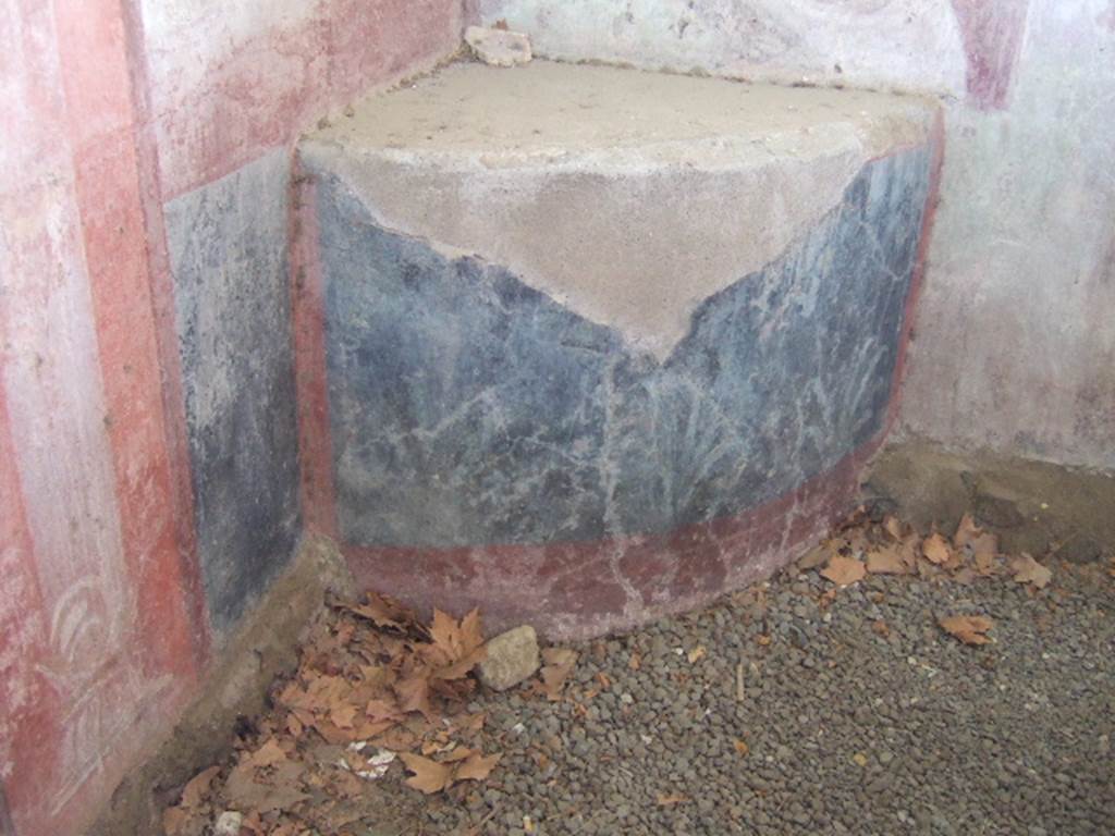 VGJ Pompeii. May 2006. South-east corner of tomb with curved platform decorated with painted plants.