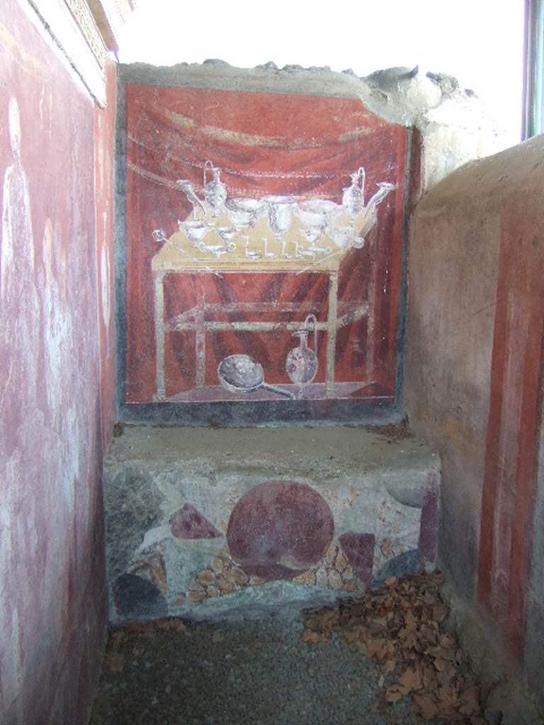 VGJ Pompeii. May 2006. North-east corner showing inner and outer tomb walls.