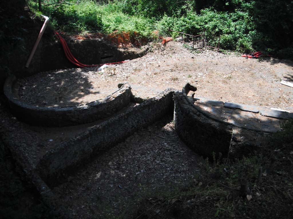 SGH Pompeii. May 2011. Tomb of M Tullius. Enclosure on right behind schola. Photo courtesy of Ivo van der Graaff.