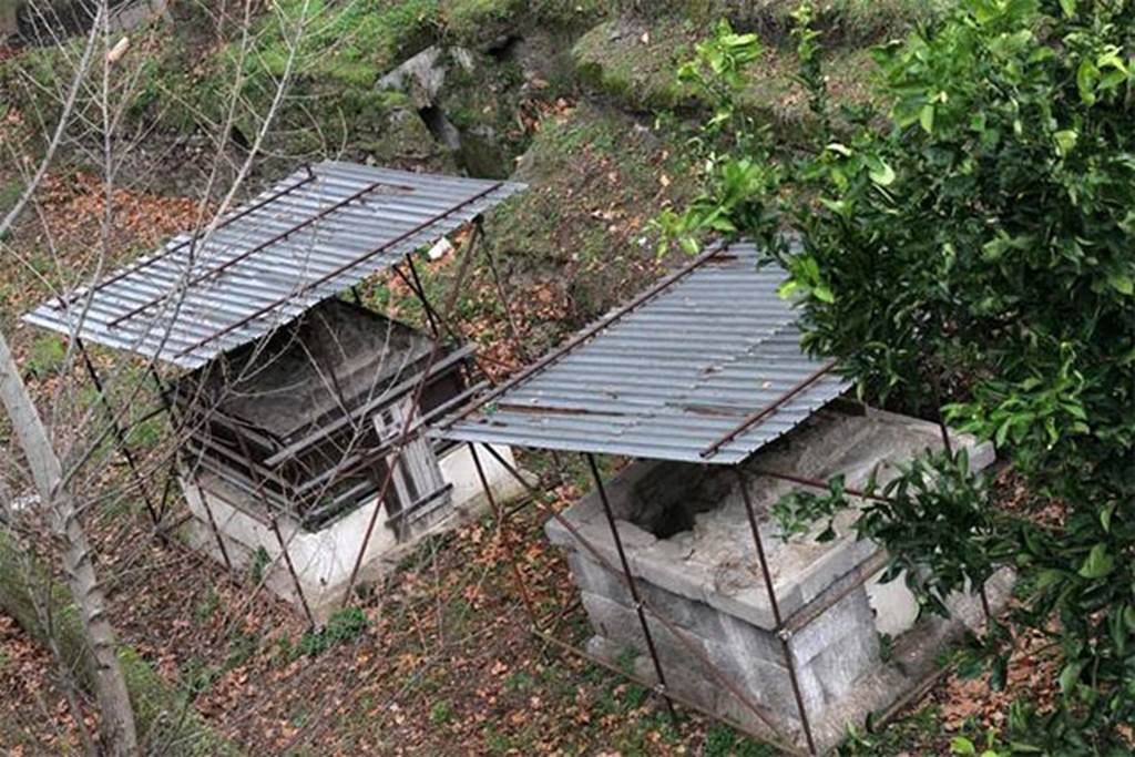 SG5 Pompeii. 2015. Tombs SG4 (left) and SG5 (right), with roofing and scaffolding.