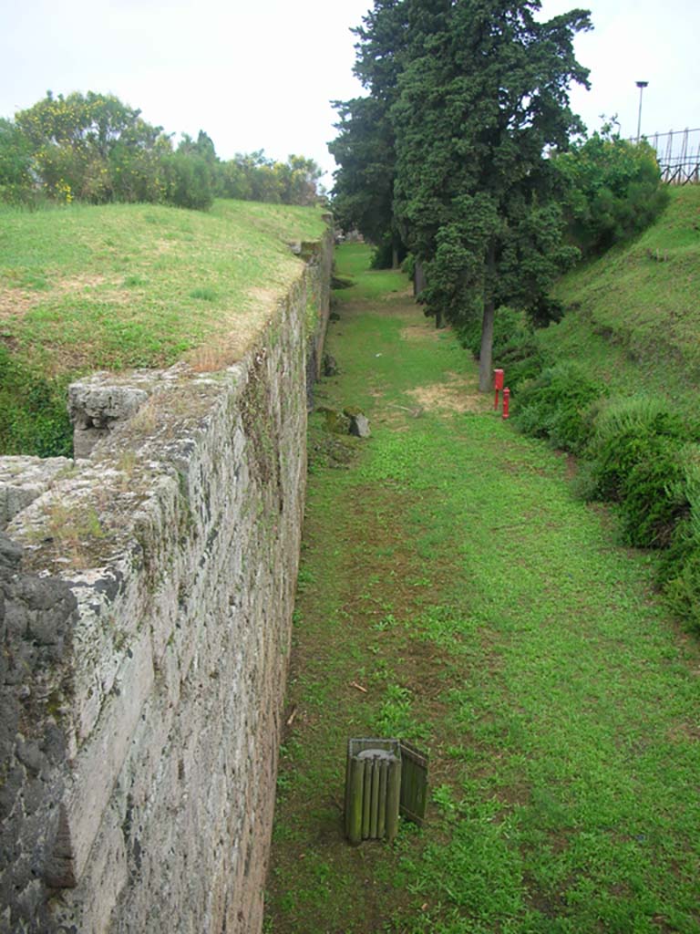 Tower XI, Pompeii. May 2010. 
Looking west from Tower along north exterior city wall. Photo courtesy of Ivo van der Graaff.
