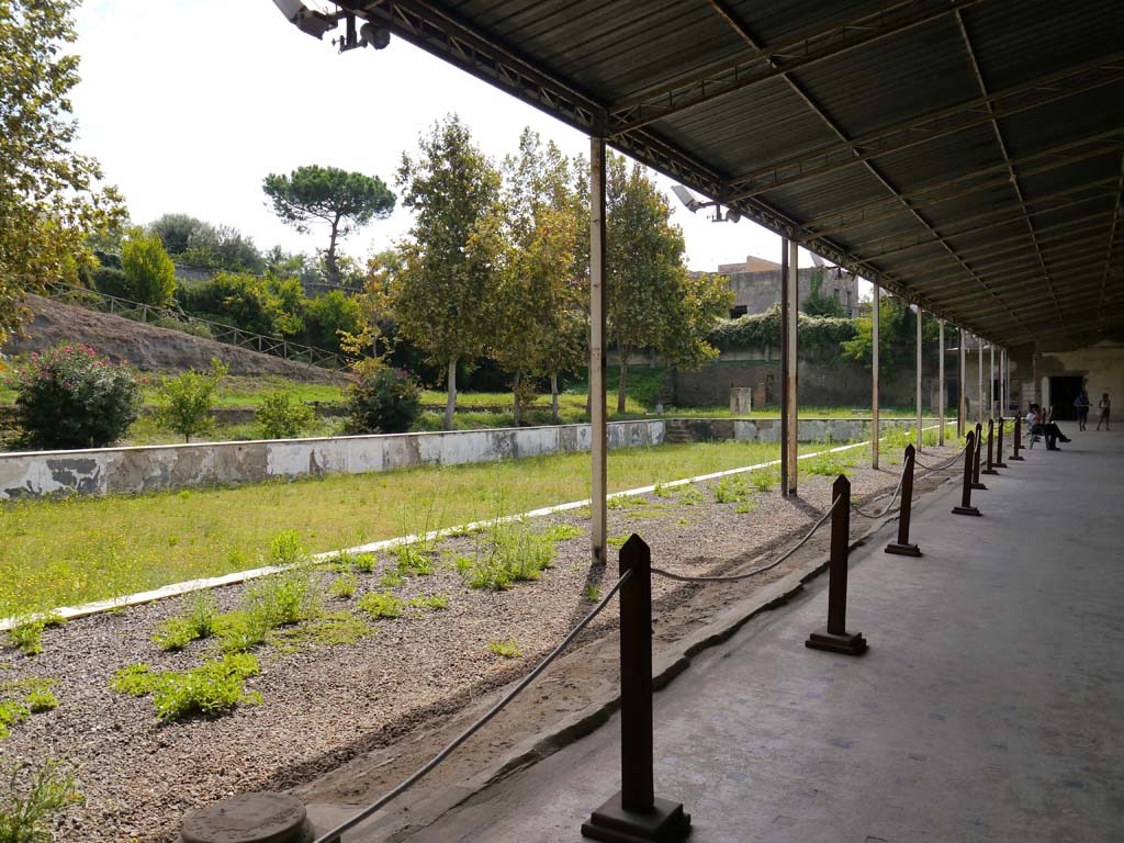 Oplontis Villa of Poppea, September 2018. Looking south from west portico across pool.
Foto Anne Kleineberg, ERC Grant 681269 DÉCOR.


