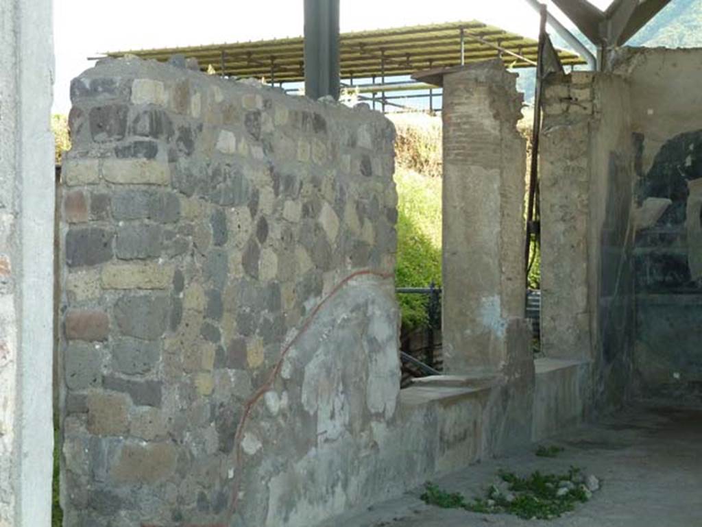 Stabiae, Secondo Complesso (Villa B), September 2015. Room 13, east wall with doorway to room 1, the peristyle, with two windows. 
