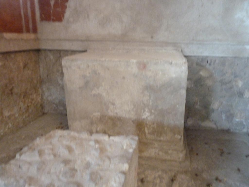 Stabiae, Villa Arianna, September 2015. Room 24, podiums/altars.