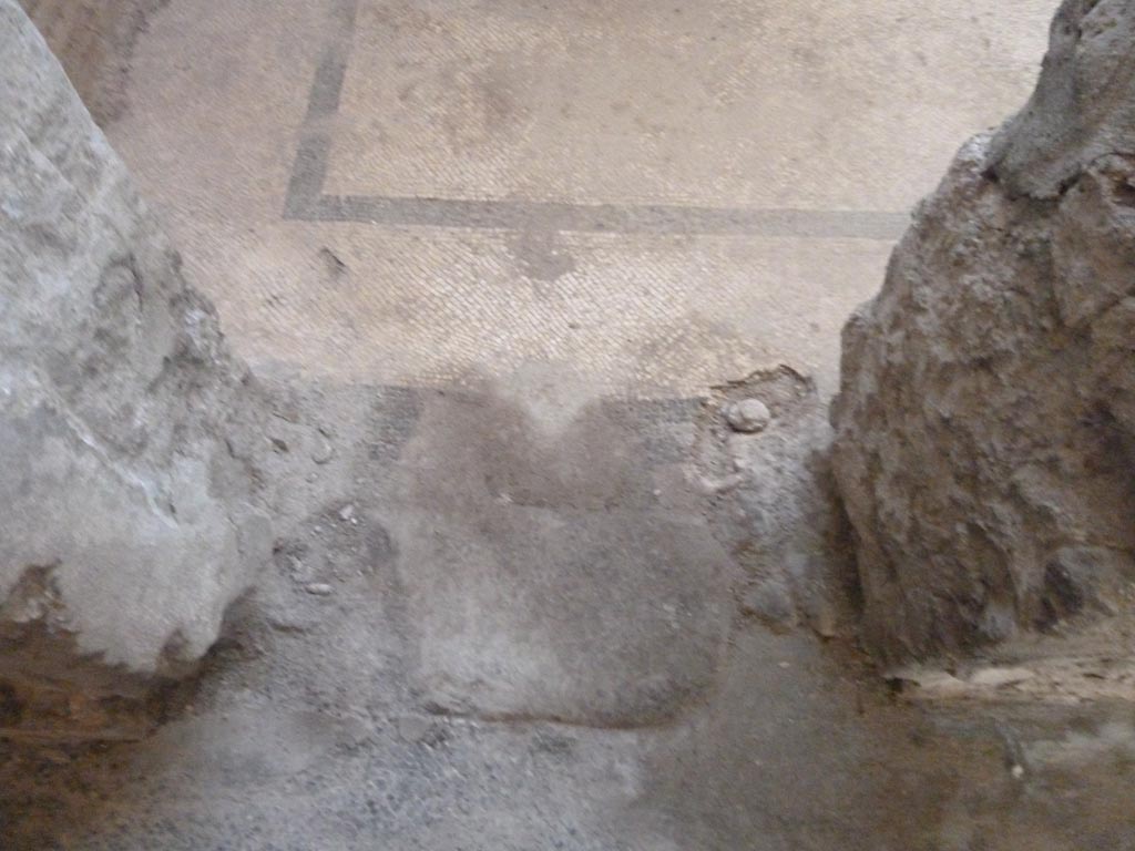 Stabiae, Villa Arianna, September 2015. Room 23, threshold of doorway.