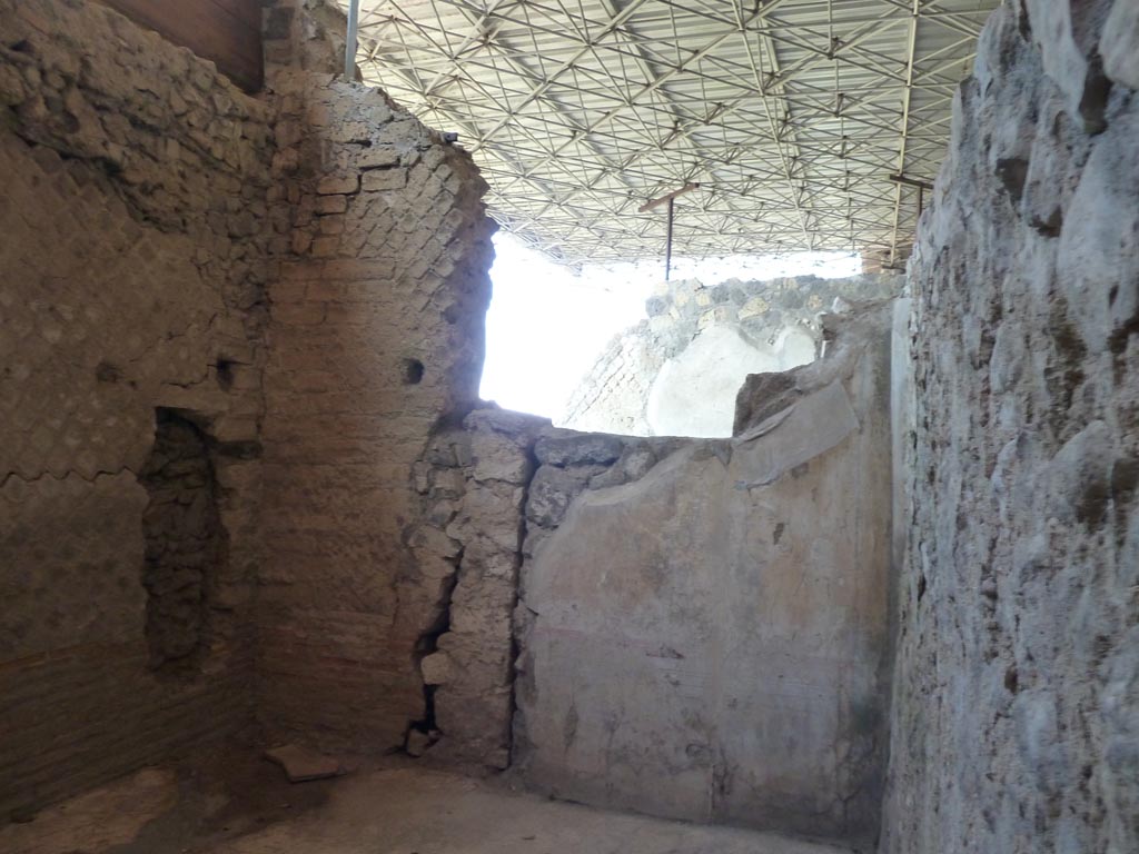 Stabiae, Villa Arianna, September 2015. Room 23, east wall of cubiculum. Originally this wall would have been open into the tablinum.