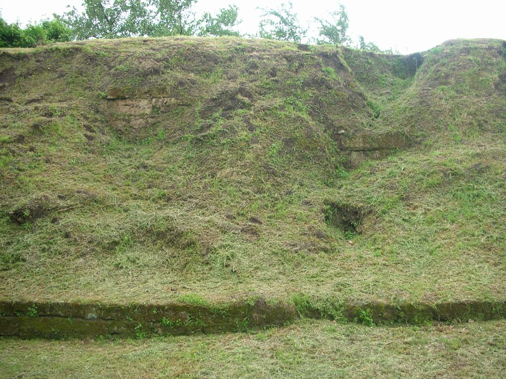 Walls on east side of Pompeii in north-east corner. May 2010. Detail of “robbed out” walling. Photo courtesy of Ivo van der Graaff.