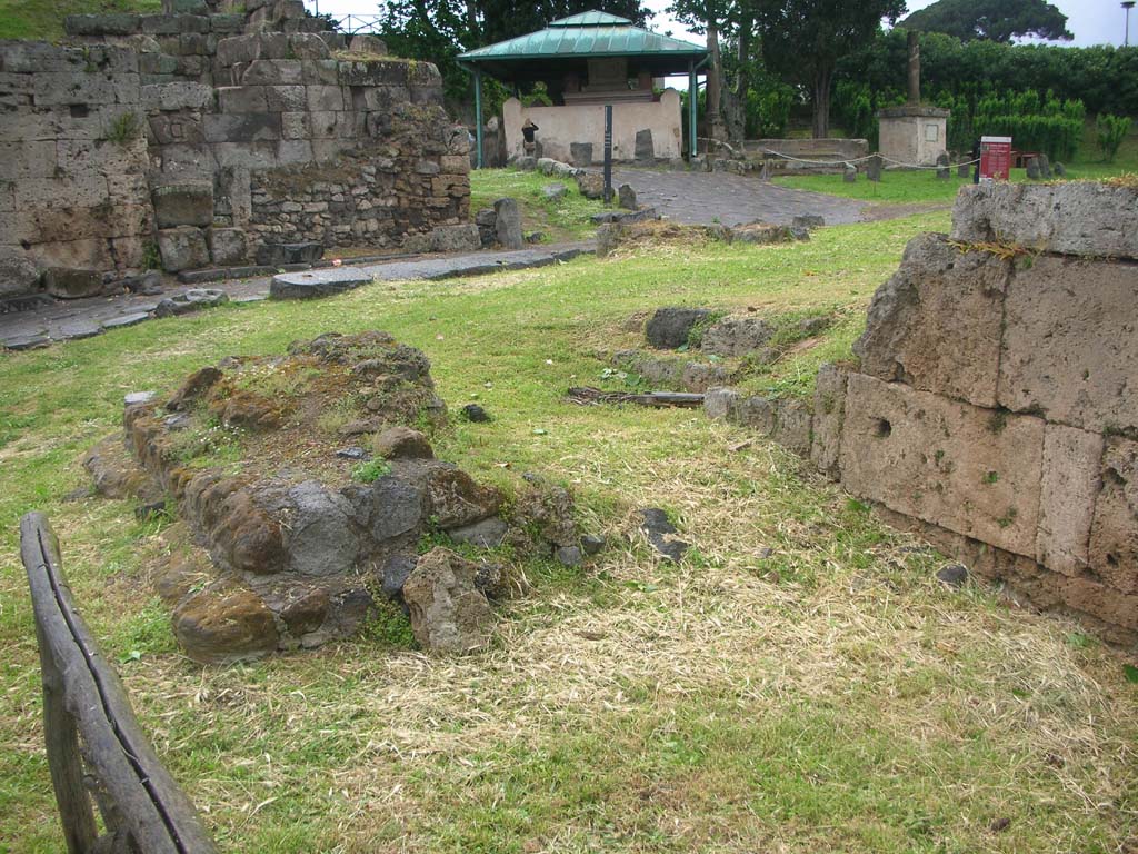 City Walls on north side of Pompeii, east side of Vesuvian Gate, May 2010. 
Looking west towards Vesuvian Gate. Photo courtesy of Ivo van der Graaff.
